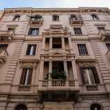 L�immobile di colore grigio, sviluppato su cinque piani, si caratterizza per il bovindo di stile neoclassico: un balcone sporgente rispetto al prospetto dell�edificio, elemento architettonico insolito nella citt� di Bari